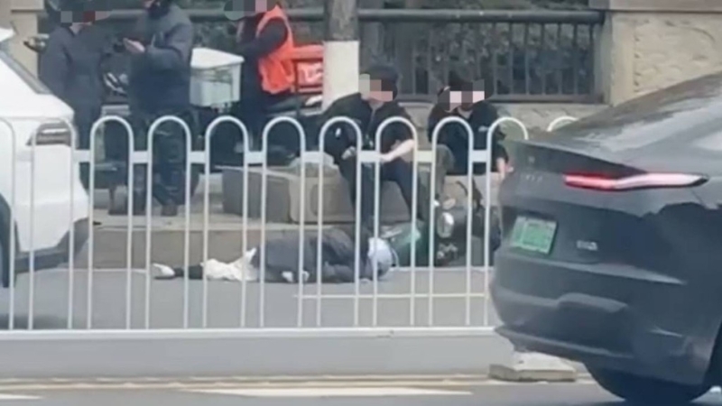 湖南舞蹈教师被撞后,不省人事倒在马路中。 大风新闻 湖南舞蹈教师被撞后,不省人事倒在马路中。 大风新闻