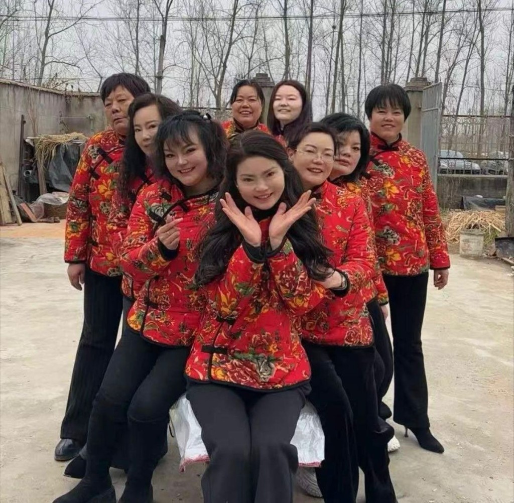 江苏一家连生9女。 江苏一家连生9女。