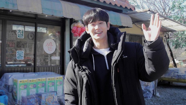 金秀贤近日陷入了与未成年交往的争议中。 金秀贤近日陷入了与未成年交往的争议中。