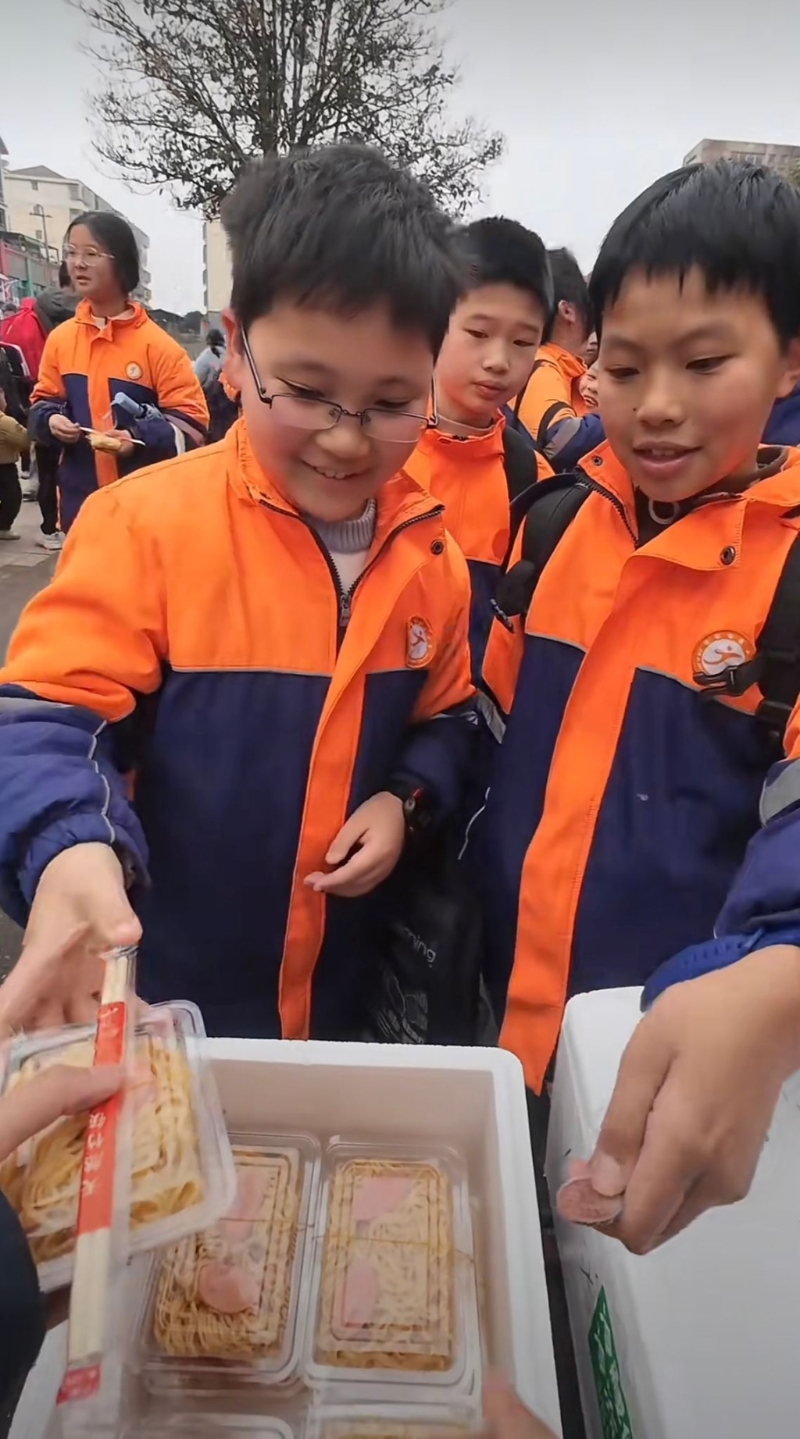 90后老师失业到校门口卖火鸡面。 90后老师失业到校门口卖火鸡面。