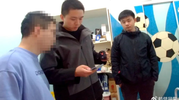 警员在嫌疑人抓获。 网警局 警员在嫌疑人抓获。 网警局