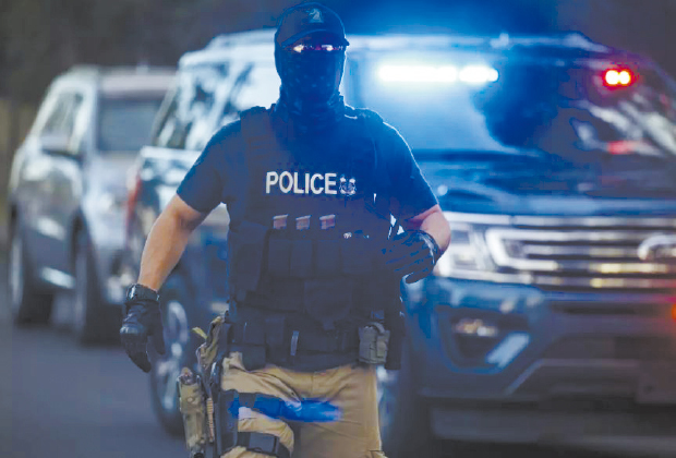 非法移民。 非法移民。