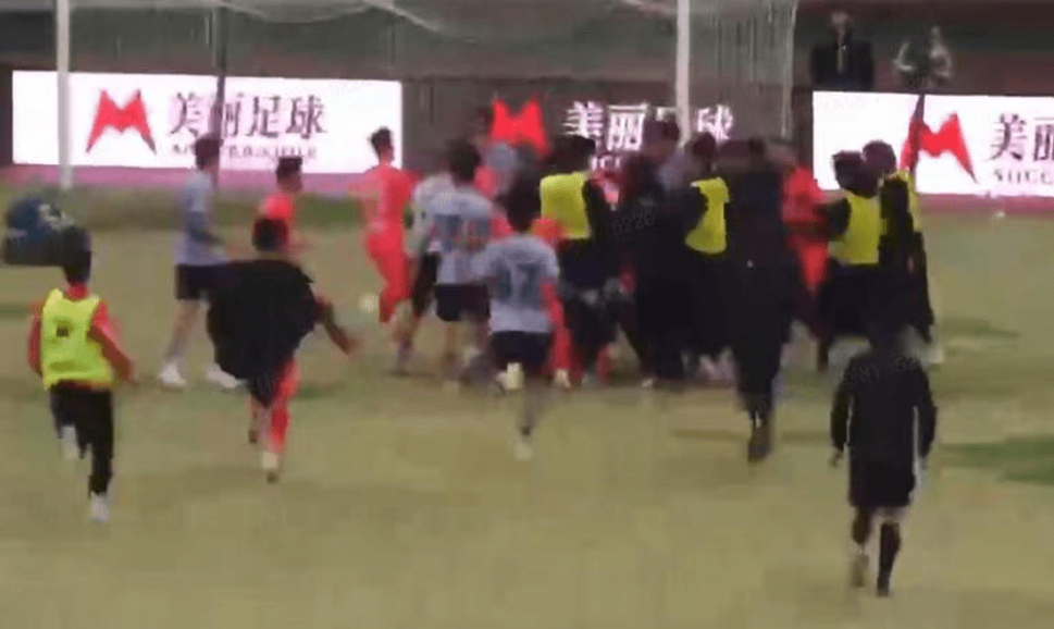 陕西联合与广西恒宸球员发生大规模冲突。 澎湃新闻截图.png 陕西联合与广西恒宸球员发生大规模冲突。 澎湃新闻截图.png