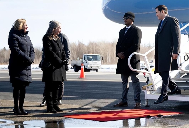 加拿大13日迎接鲁比奥的红毯引起网民注意 图源:美联社 加拿大13日迎接鲁比奥的红毯引起网民注意 图源:美联社