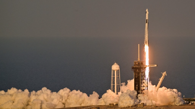 SpaceX“猎鹰9号”运载火箭搭载龙飞船升空,将接回2名滞留9个月的美国太空人。路透社 SpaceX“猎鹰9号”运载火箭搭载龙飞船升空,将接回2名滞留9个月的美国太空人。路透社