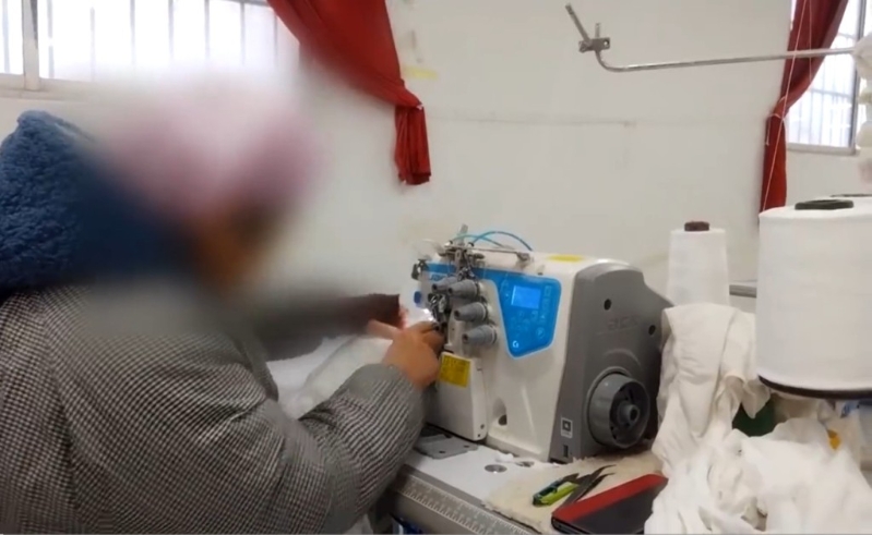 工人在普通车间徒手弄内裤。央视财经截图 工人在普通车间徒手弄内裤。央视财经截图