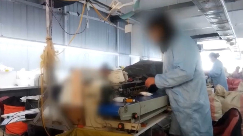 从制作到包装,工人甚至不戴手套。央视财经截图 从制作到包装,工人甚至不戴手套。央视财经截图