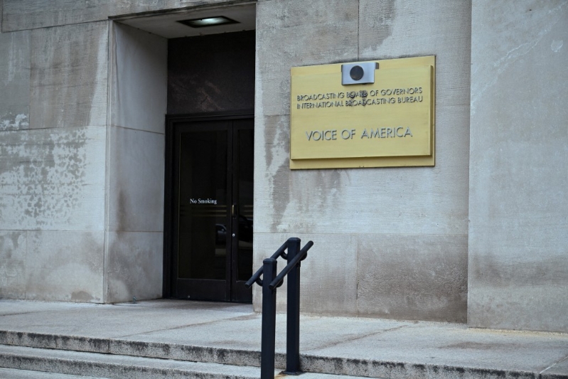 美国之音合约员工已收到一封通知他们将在3月底被终止合约的电子邮件。路透社 美国之音合约员工已收到一封通知他们将在3月底被终止合约的电子邮件。路透社