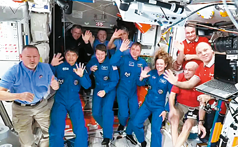 太空受困人员。 太空受困人员。