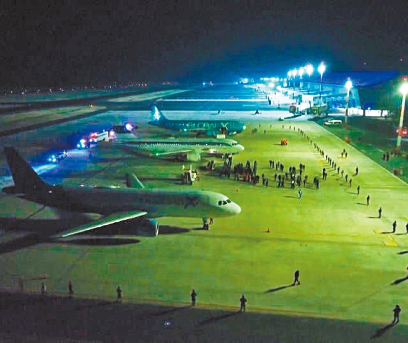 遣返移民航班。 遣返移民航班。