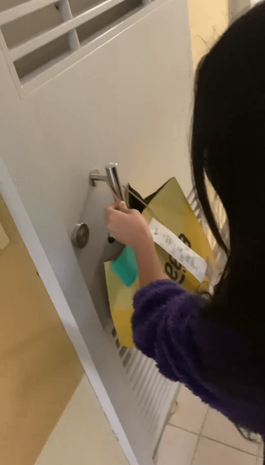 唯有和朋友在凌晨2时飞奔到第二幢楼取回自己的外卖! 唯有和朋友在凌晨2时飞奔到第二幢楼取回自己的外卖!