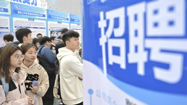 每年有数以百万计大专或大学生毕业投入劳动市场。 每年有数以百万计大专或大学生毕业投入劳动市场。