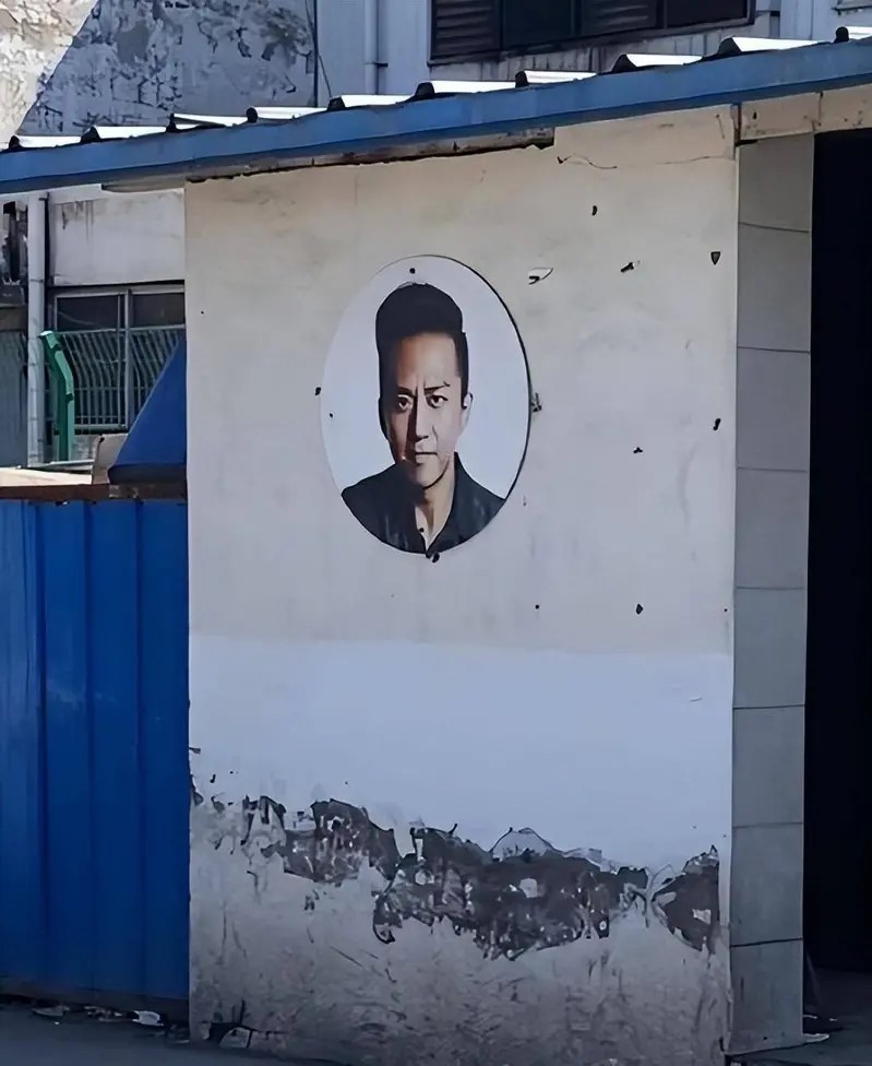 邓超的头像疑遭侵权,用作公厕的性别标志。《江南都市报》 邓超的头像疑遭侵权,用作公厕的性别标志。《江南都市报》