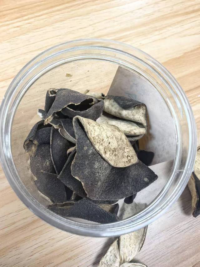 记者从「一韵芳茗茶叶店」购得的新会陈皮,颜色灰黑《南方农村报》 记者从「一韵芳茗茶叶店」购得的新会陈皮,颜色灰黑《南方农村报》