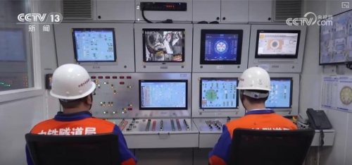 陆最深高铁崇太长江隧道工程无人操作毫米级掘进精度。(大陆央视) 陆最深高铁崇太长江隧道工程无人操作毫米级掘进精度。(大陆央视)