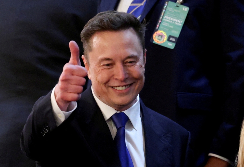 马斯克本月4日到国会聆听特朗普演说时高举大拇指。路透社 马斯克本月4日到国会聆听特朗普演说时高举大拇指。路透社