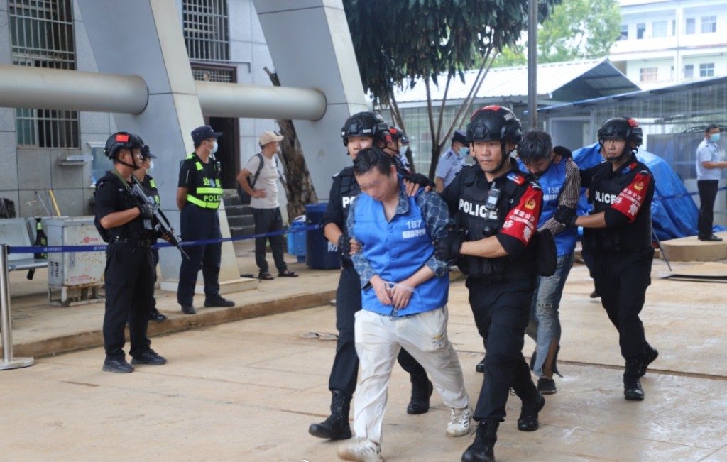 过去一年,有逾4万名电骗疑犯由缅北遣返中国受审。 过去一年,有逾4万名电骗疑犯由缅北遣返中国受审。