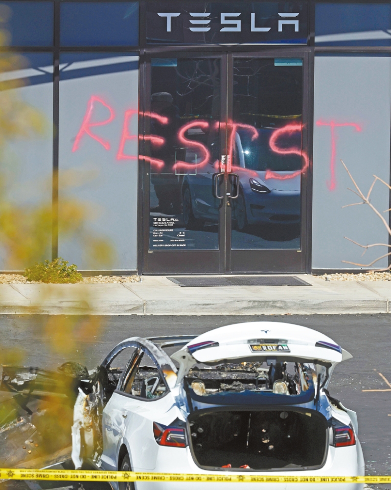 特斯拉接连受毁。 特斯拉接连受毁。