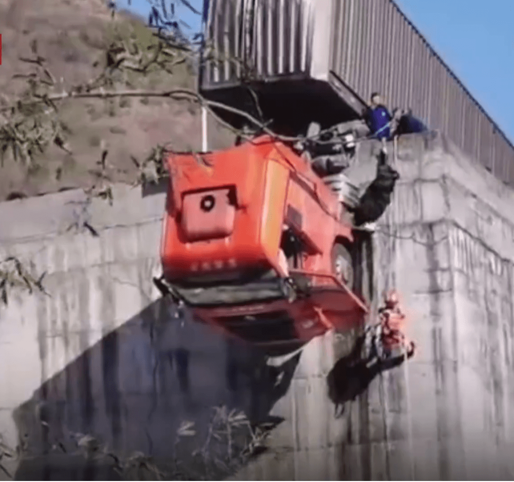 刹车失灵货柜车冲出公路,拖头90°悬挂半空,消防惊险救人。 陕西消防 刹车失灵货柜车冲出公路,拖头90°悬挂半空,消防惊险救人。 陕西消防