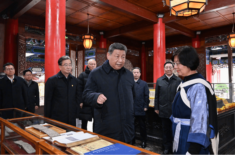 习近平在云南丽江市考 察调研。 新华社 习近平在云南丽江市考 察调研。 新华社