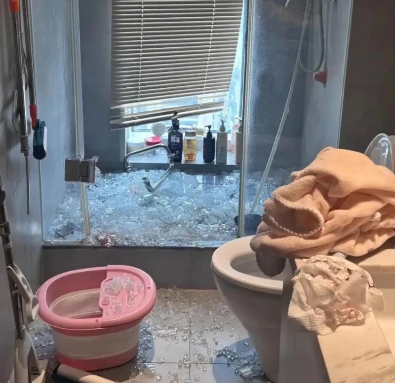 陈小姐家中的浴屏突然自爆,令她多处受伤。 羊城晚报 陈小姐家中的浴屏突然自爆,令她多处受伤。 羊城晚报