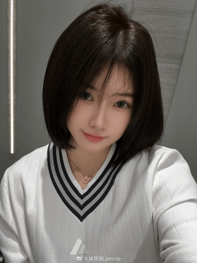 吴艳妮微博晒短发新look照。 吴艳妮微博晒短发新look照。