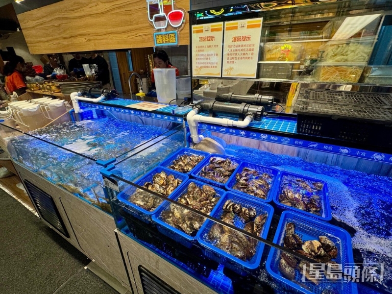店内设有活虾池。 店内设有活虾池。