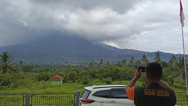 印尼东部火山爆发,影响航班。美联社 印尼东部火山爆发,影响航班。美联社