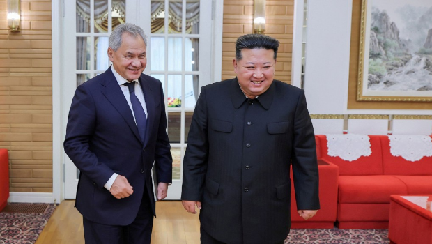 绍伊古近期多次访问朝鲜,去年9月也曾与金正恩会面。 绍伊古近期多次访问朝鲜,去年9月也曾与金正恩会面。