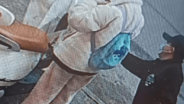 在有多位游客手机在江西景德镇被偷。 在有多位游客手机在江西景德镇被偷。