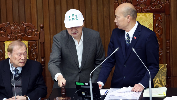 民进党团总召柯建铭(中)上到主席台,当着院长韩国瑜(右)的面拿起木槌敲击。 民进党团总召柯建铭(中)上到主席台,当着院长韩国瑜(右)的面拿起木槌敲击。