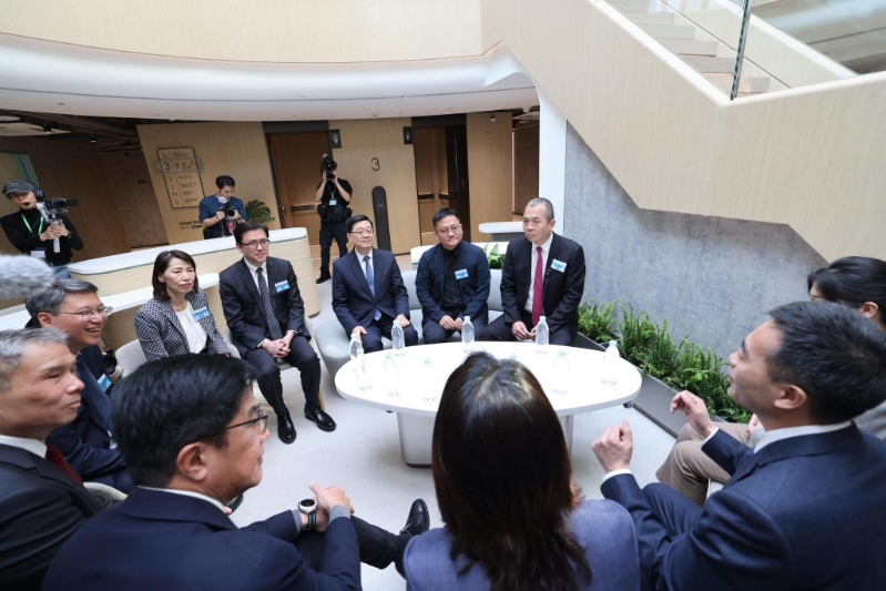 李家超与5间有意落户园区的顶尖科技企业代表进行交流。 李家超与5间有意落户园区的顶尖科技企业代表进行交流。