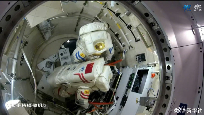 神舟十九号航天员第三次出舱活动。 新华网.jpg 神舟十九号航天员第三次出舱活动。 新华网.jpg