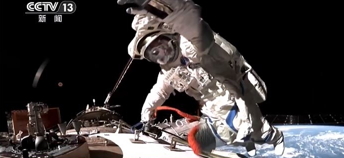 神舟十九号航天员第三次出舱活动。 央视 神舟十九号航天员第三次出舱活动。 央视