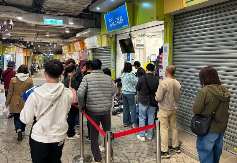 晚上7至8时为取件高峰时间,店外取件的人大排长龙。 晚上7至8时为取件高峰时间,店外取件的人大排长龙。