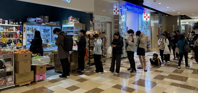 由于邮件众多、找件需时,繁忙时间起码须等候15至30分钟。 由于邮件众多、找件需时,繁忙时间起码须等候15至30分钟。