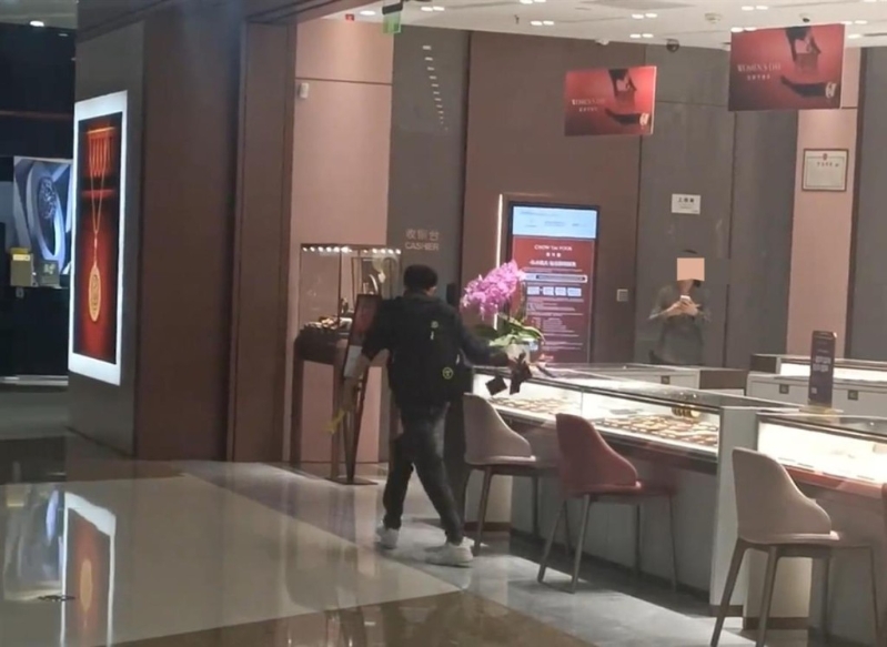 男子用铁锤打砸周大福柜台劫走金饰。 微博 男子用铁锤打砸周大福柜台劫走金饰。 微博