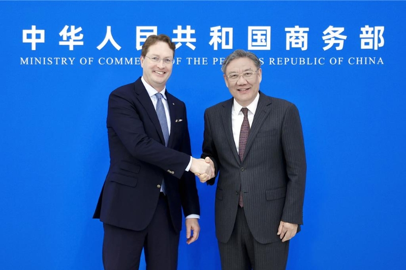 王文涛会见欧洲汽车工业协会主席、奔驰集团董事长康林松(Ola Källenius)。 王文涛会见欧洲汽车工业协会主席、奔驰集团董事长康林松(Ola Källenius)。