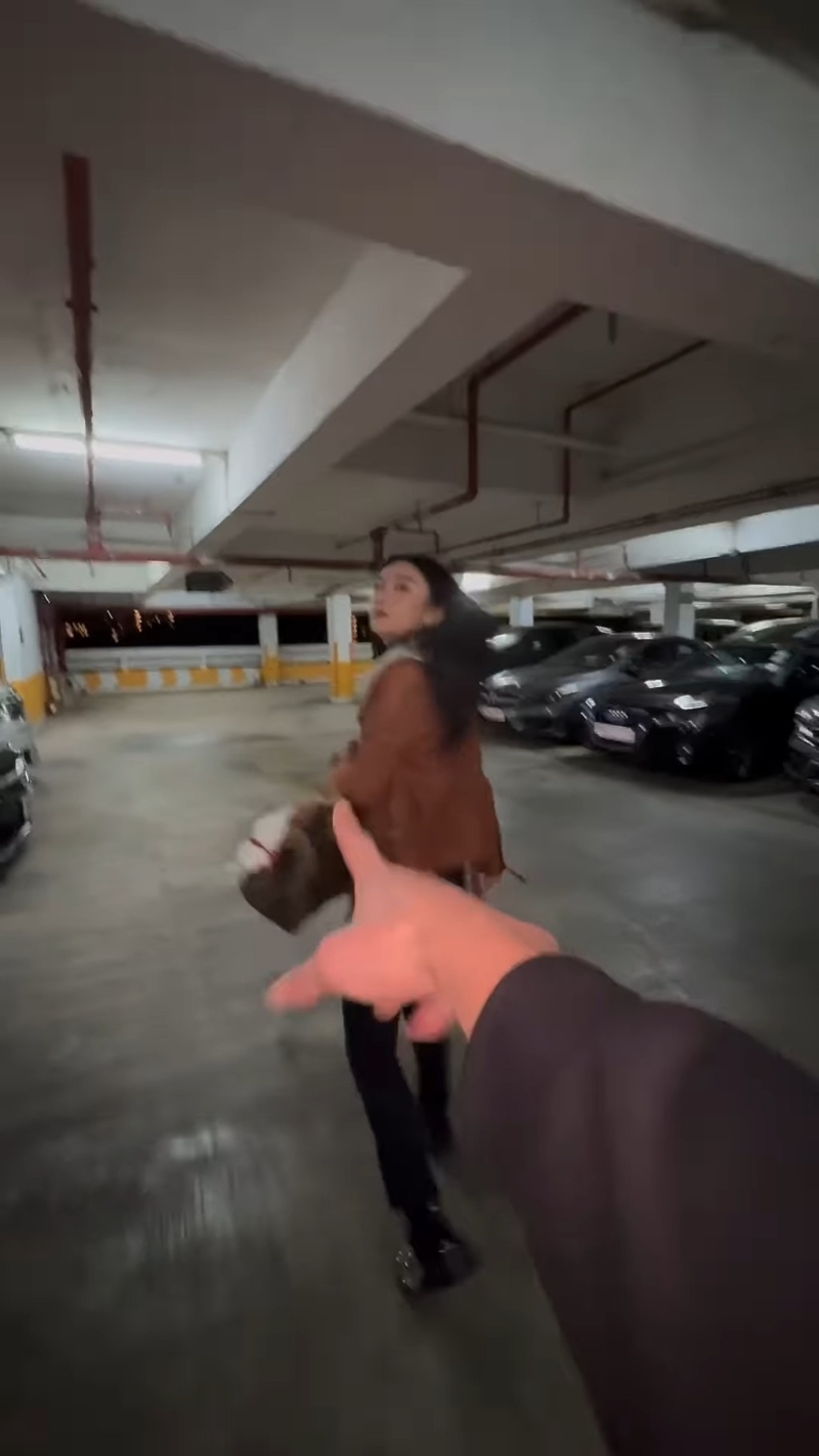 为了表达这款拉布布的珍贵程度,关枫馨特意拍搞笑片。 为了表达这款拉布布的珍贵程度,关枫馨特意拍搞笑片。