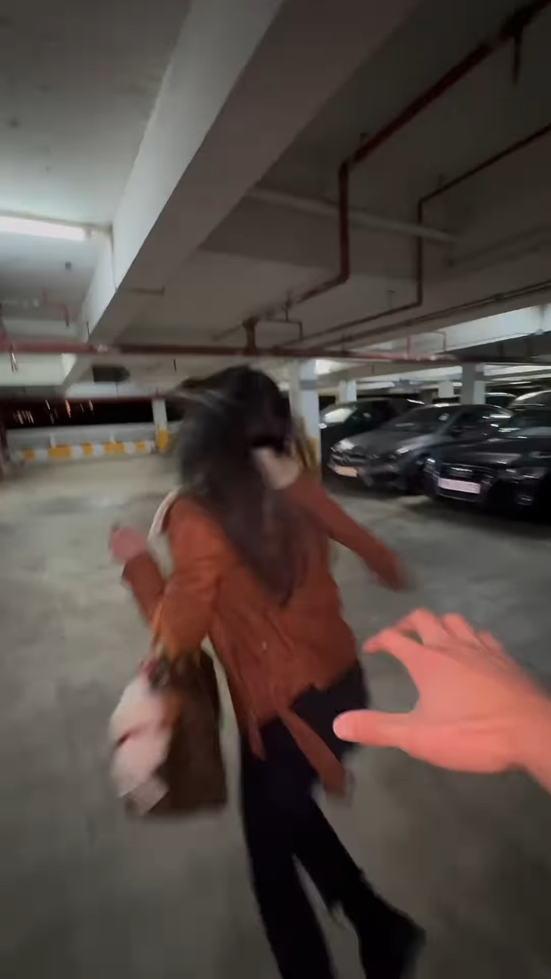 关枫馨演绎挽着挂有拉布布手袋时被“抢劫”的反应。 关枫馨演绎挽着挂有拉布布手袋时被“抢劫”的反应。