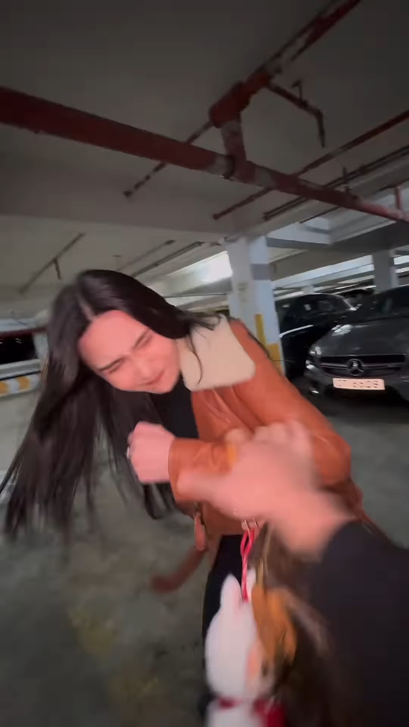 关枫馨上载于停车场「遇劫」的影片,她挽着LV名牌手袋独自在停车场行走。 关枫馨上载于停车场「遇劫」的影片,她挽着LV名牌手袋独自在停车场行走。