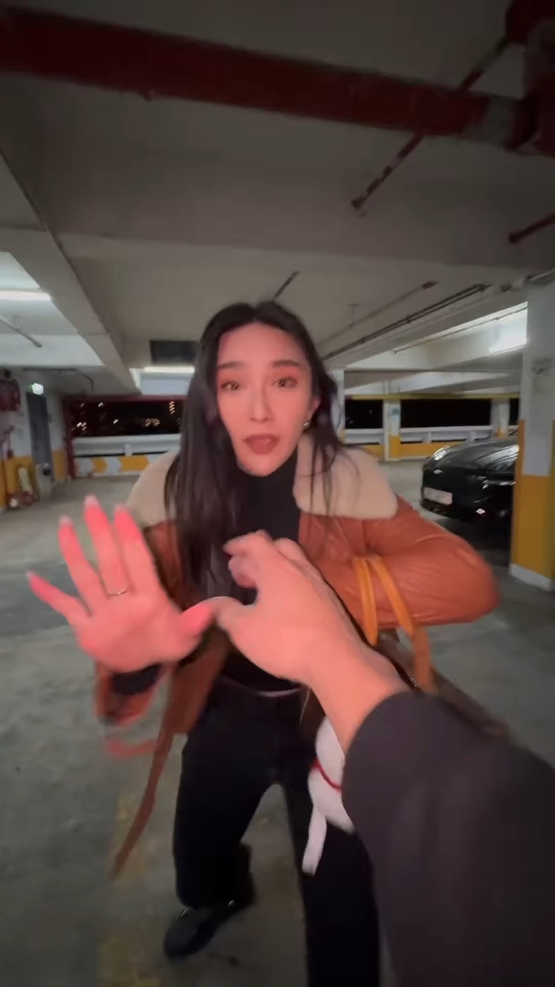 关枫馨一个转身向「凶徒」要求停战,结果却令网民「笑爆咀」! 关枫馨一个转身向「凶徒」要求停战,结果却令网民「笑爆咀」!