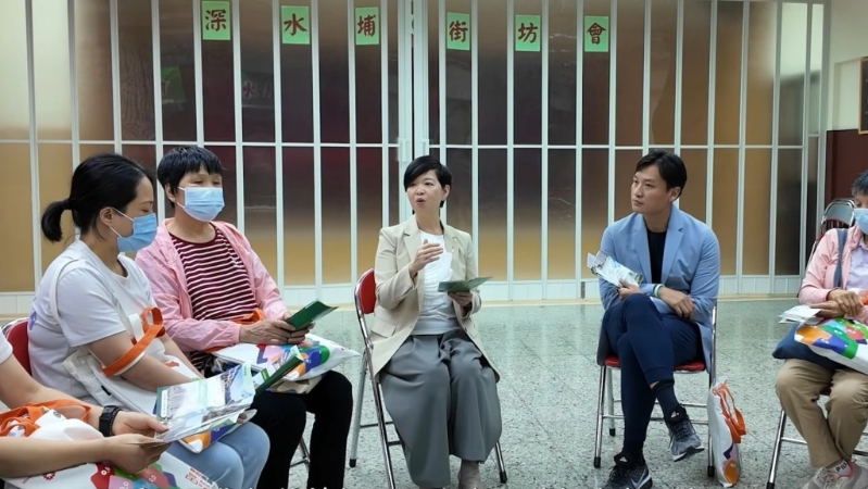 何永贤向居民解释申请入住「简约公屋」不会影响轮候公屋。何永贤FB截图 何永贤向居民解释申请入住「简约公屋」不会影响轮候公屋。何永贤FB截图