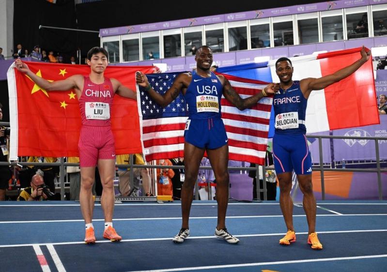 冠军美国选手霍洛威(中)、亚军法国选手贝洛西安(右)和季军中国选手刘俊茜在决赛后合影。新华社 冠军美国选手霍洛威(中)、亚军法国选手贝洛西安(右)和季军中国选手刘俊茜在决赛后合影。新华社