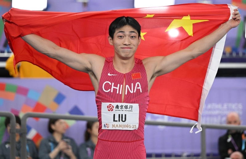 刘俊茜在决赛后展示国旗。新华社 刘俊茜在决赛后展示国旗。新华社