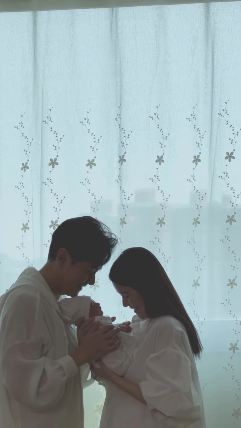 黄翠如生布一家三口合照,一对父母当然十分开心。 黄翠如生布一家三口合照,一对父母当然十分开心。