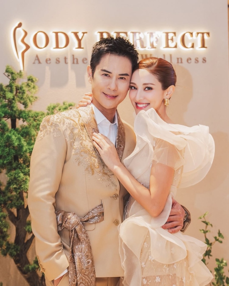 陈凯琳和郑嘉颖好似再影结婚相一样。 陈凯琳和郑嘉颖好似再影结婚相一样。