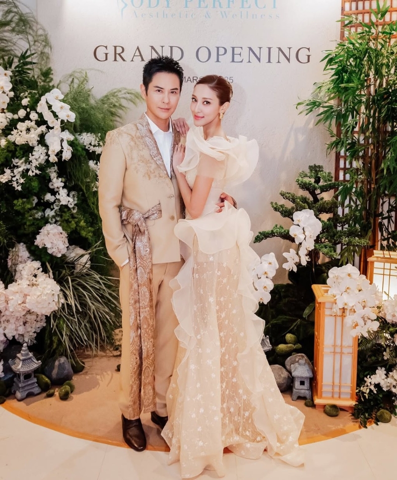 当天陈凯琳和郑嘉颖盛装打扮,好似再结婚一样。 当天陈凯琳和郑嘉颖盛装打扮,好似再结婚一样。