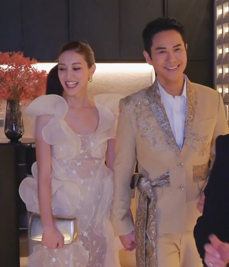 近日陈凯琳和郑嘉颖到马来西亚搵真银,成为当地某公司开幕嘉宾。 近日陈凯琳和郑嘉颖到马来西亚搵真银,成为当地某公司开幕嘉宾。