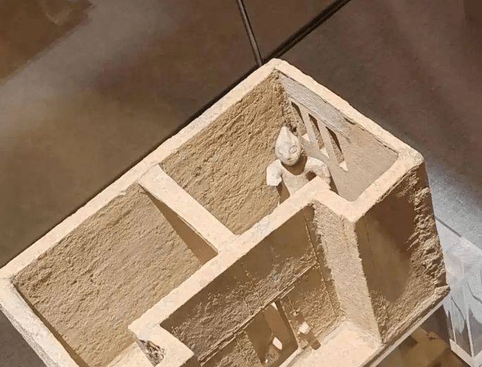 四川南充市博物馆内一陶俑外形神似咸蛋超人。极目新闻 四川南充市博物馆内一陶俑外形神似咸蛋超人。极目新闻